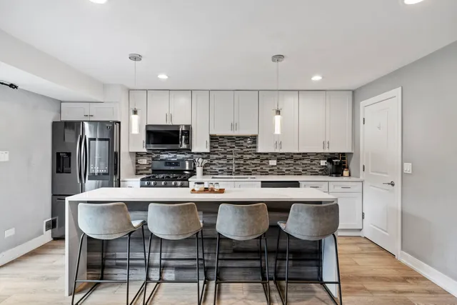 $285,000 | 7 Cour Versaille, Palos Hills, IL 60465