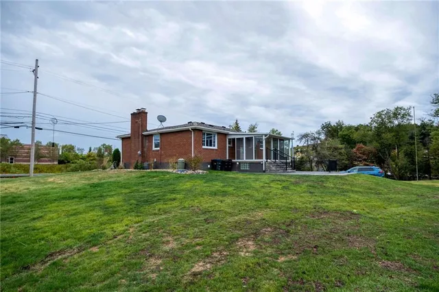 a view of a house with backyard and garden