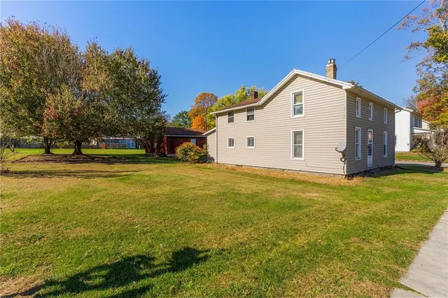 a view of a house with a yard