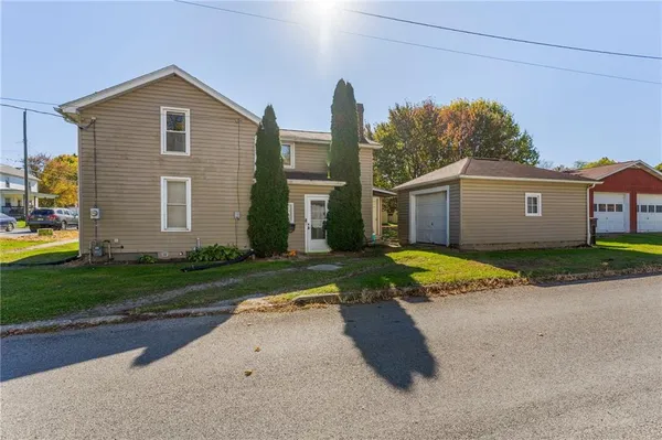 a view of a house with backyard and garden