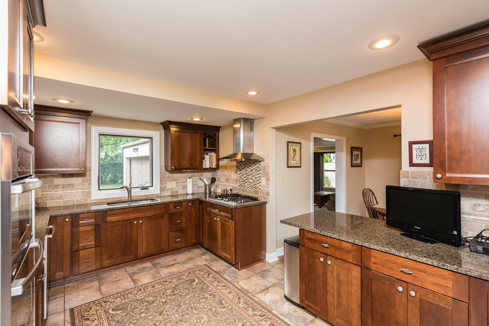 2434 Dorset Road Columbus, OH 43221 - Photo 6 of 40