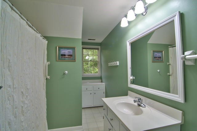 5811 Woodberry Road Durham, NC 27707 - Photo 22 of 25 Upstairs Hall Bath