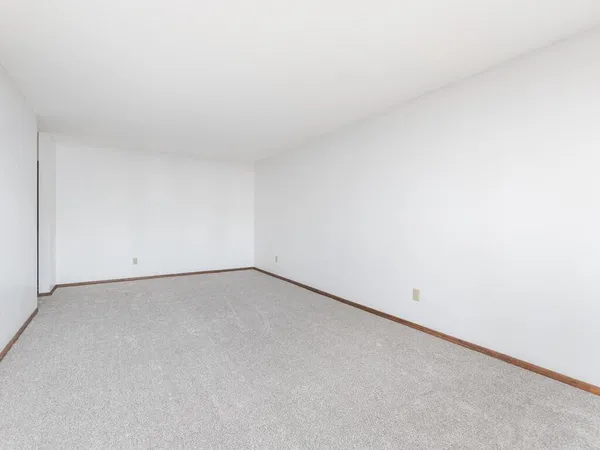 $1,290 | 4101 Parklawn Avenue, Unit 130, Edina, MN 55435