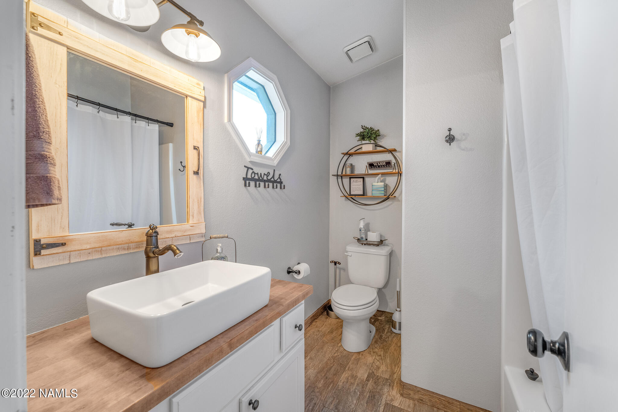 9732 Pioneer Valley Road Flagstaff, AZ 86004 - Photo 9 of 22 Hall Bath