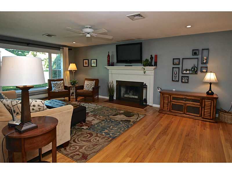 233 Deerfield Road Cranston, RI 02920 - Photo 4 of 21 Living Room.