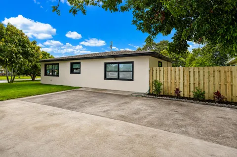 $645,000 | 117 Southeast 22nd Avenue, Boynton Beach, FL 33435