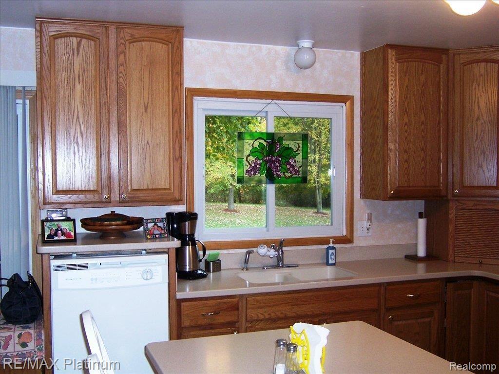 9818 McClements Road Brighton, MI 48114 - Photo 5 of 25 Kitchen