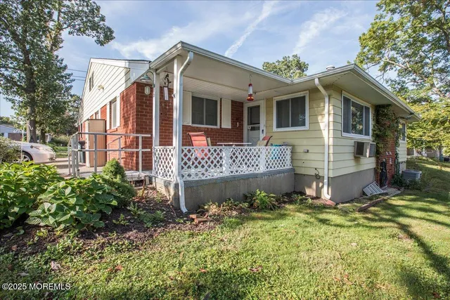 a view of a house with backyard and garden