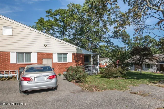a view of a house with a backyard