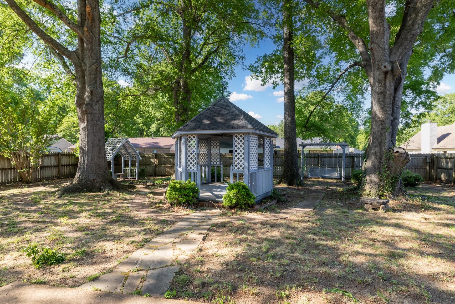 368 Tara Ridge Cove Collierville, TN 38017 - Photo 23 of 25 a front view of a house with garden