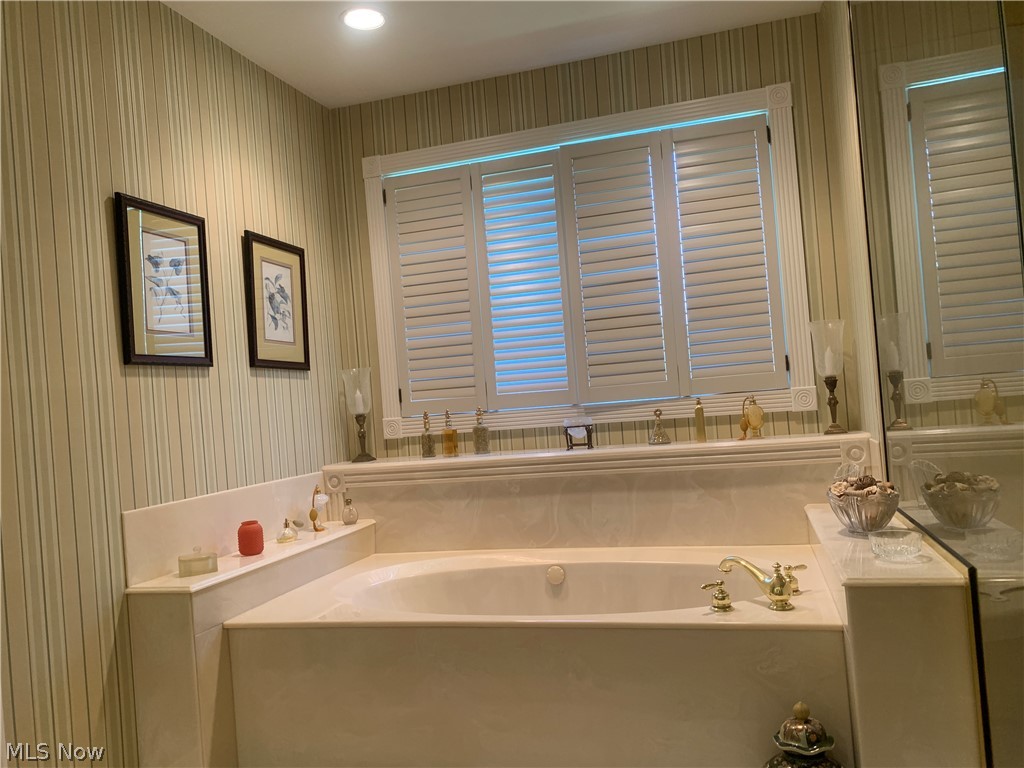 521 Hasbrock Road Norwalk, OH 44857 - Photo 25 of 50 Master Bath Jetted Tub