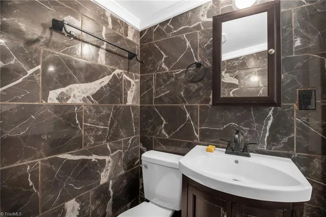 $215,000 | 1514 Summit Avenue, Greensboro, NC 27405