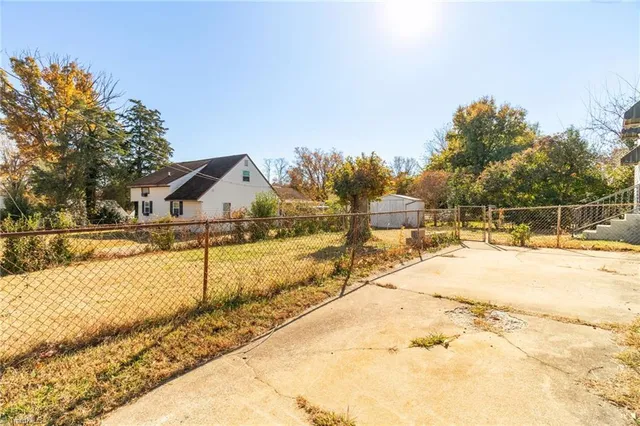 $215,000 | 1514 Summit Avenue, Greensboro, NC 27405