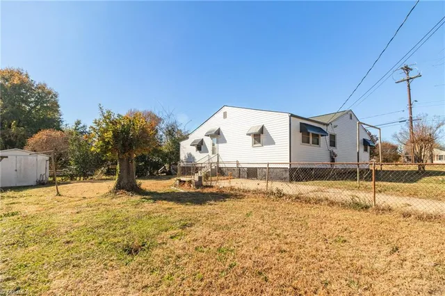 $215,000 | 1514 Summit Avenue, Greensboro, NC 27405