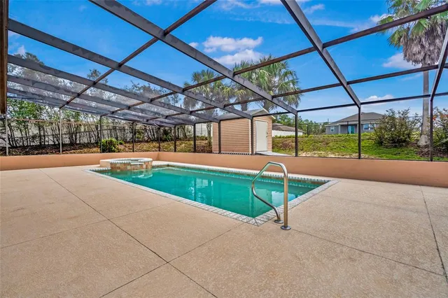 a view of a backyard