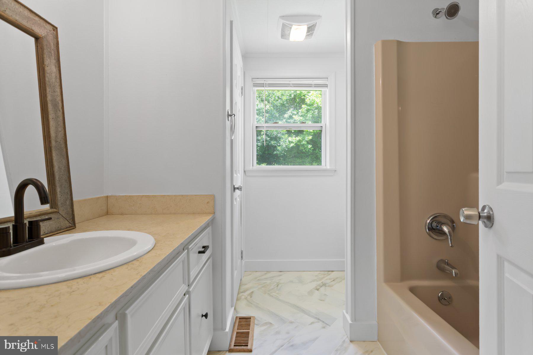 2806 Duvall Road Burtonsville, MD 20866 - Photo 17 of 33 Hall Bath