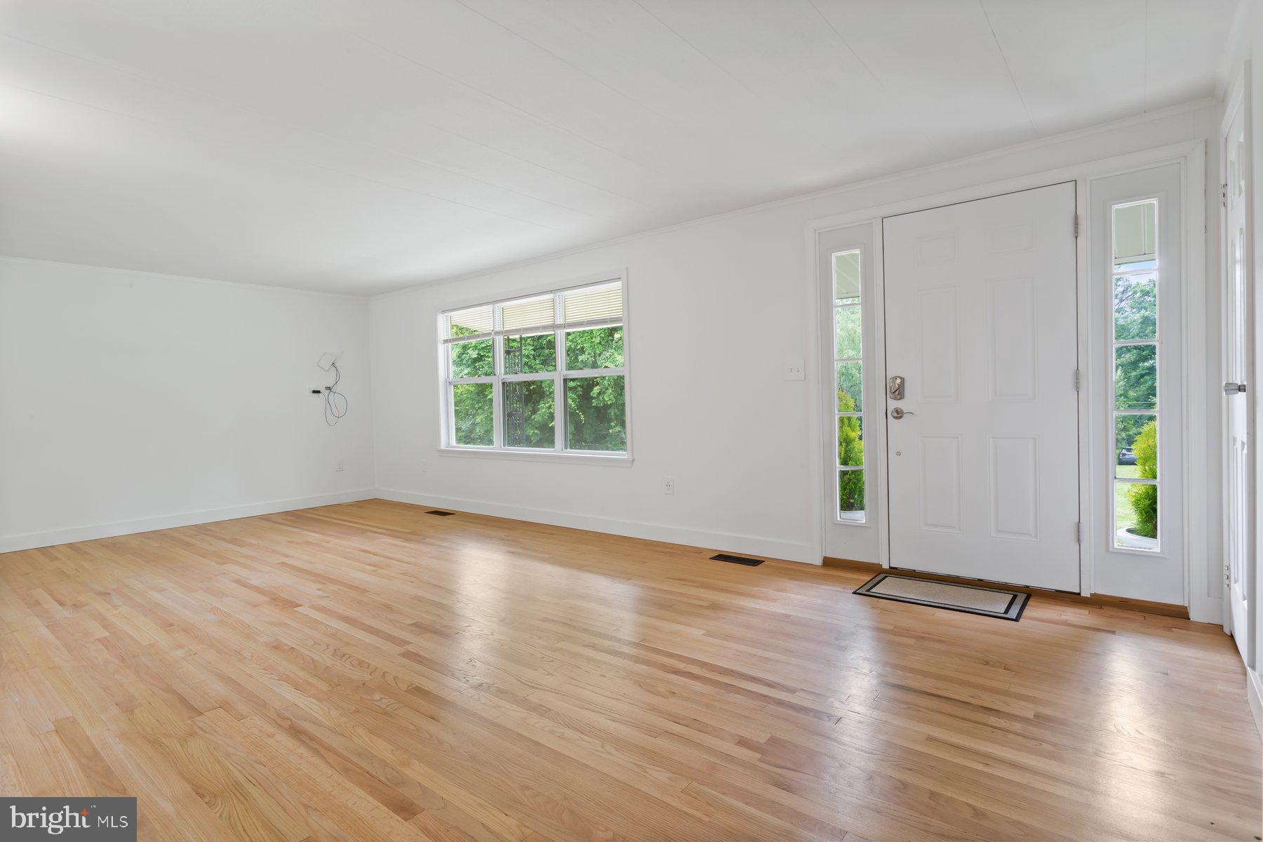2806 Duvall Road Burtonsville, MD 20866 - Photo 3 of 33 Living Room