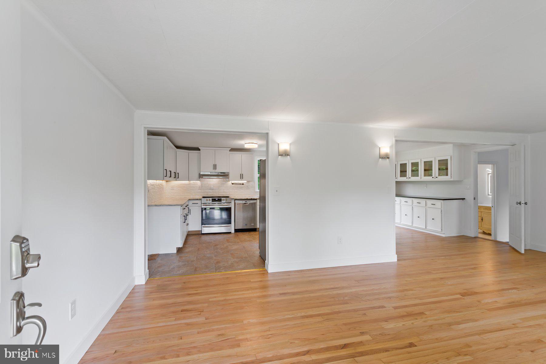 2806 Duvall Road Burtonsville, MD 20866 - Photo 5 of 33 Living Room