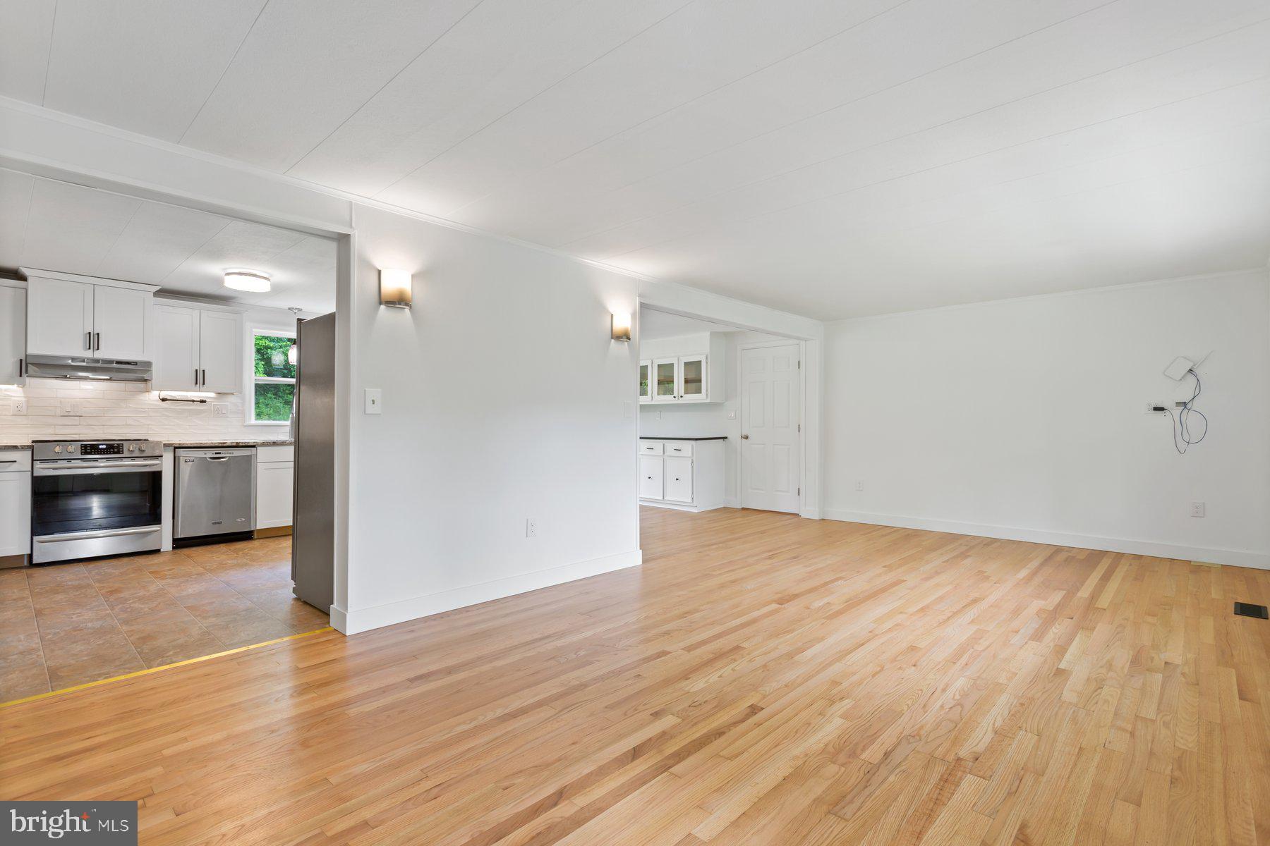 2806 Duvall Road Burtonsville, MD 20866 - Photo 6 of 33 Living Room