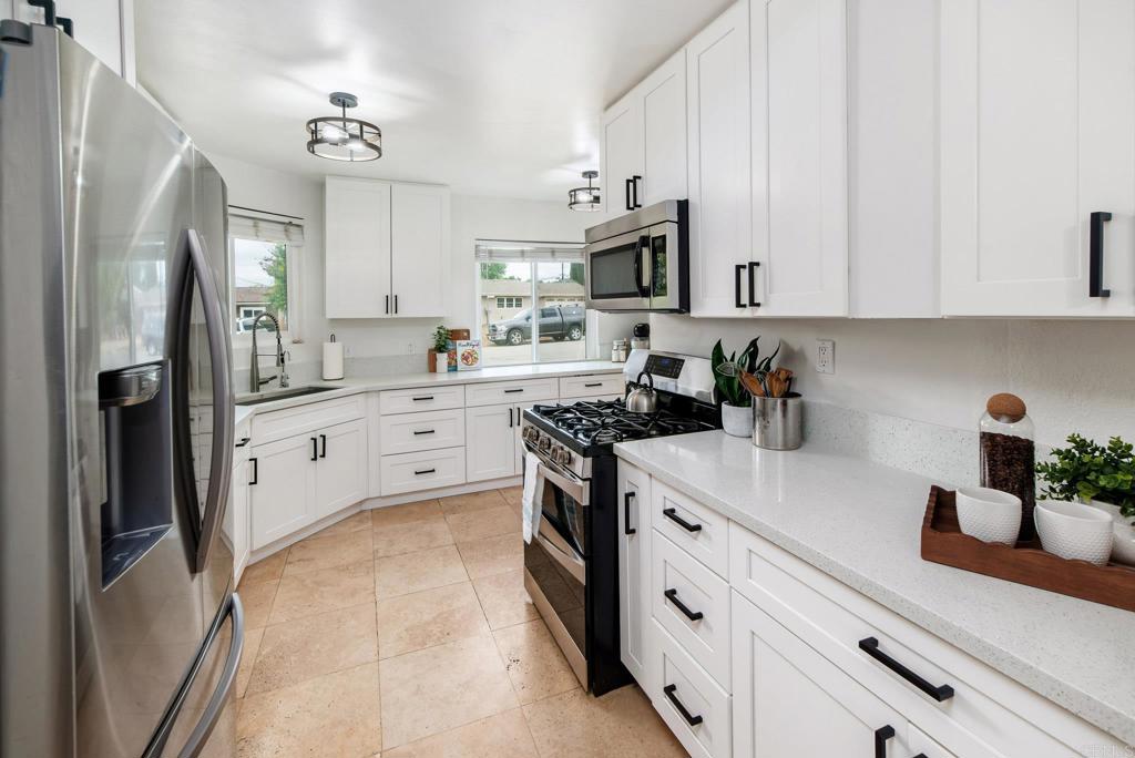 13425 Standish Drive Poway, CA 92064 - Photo 7 of 34