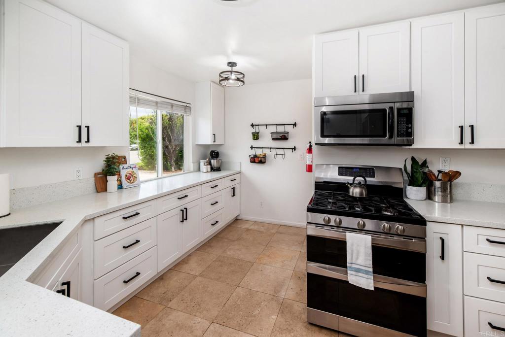 13425 Standish Drive Poway, CA 92064 - Photo 8 of 34