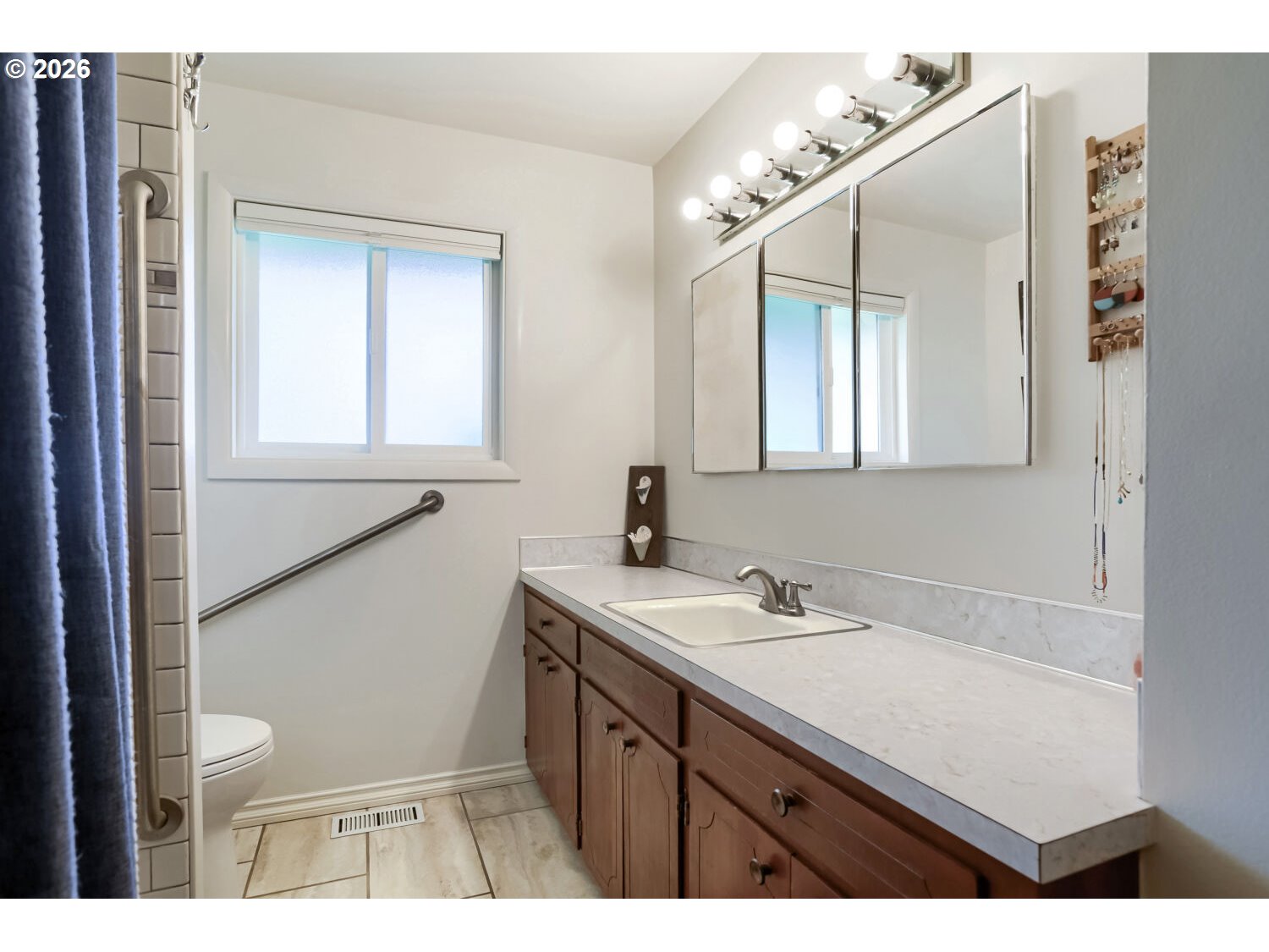 13614 Southeast Harrison Court Portland, OR 97233 - Photo 24 of 46 Bathroom