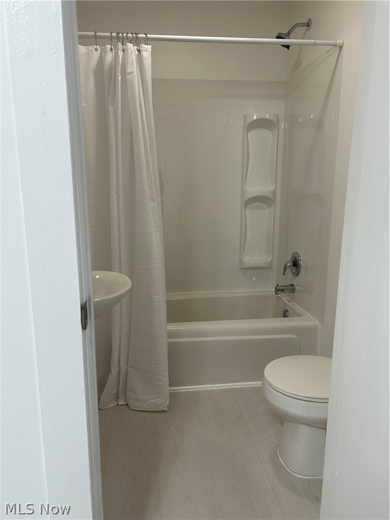 357 Roxboro Road Vermilion, OH 44089 - Photo 8 of 11 Full bathroom with toilet and shower / bathtub combination with curtain