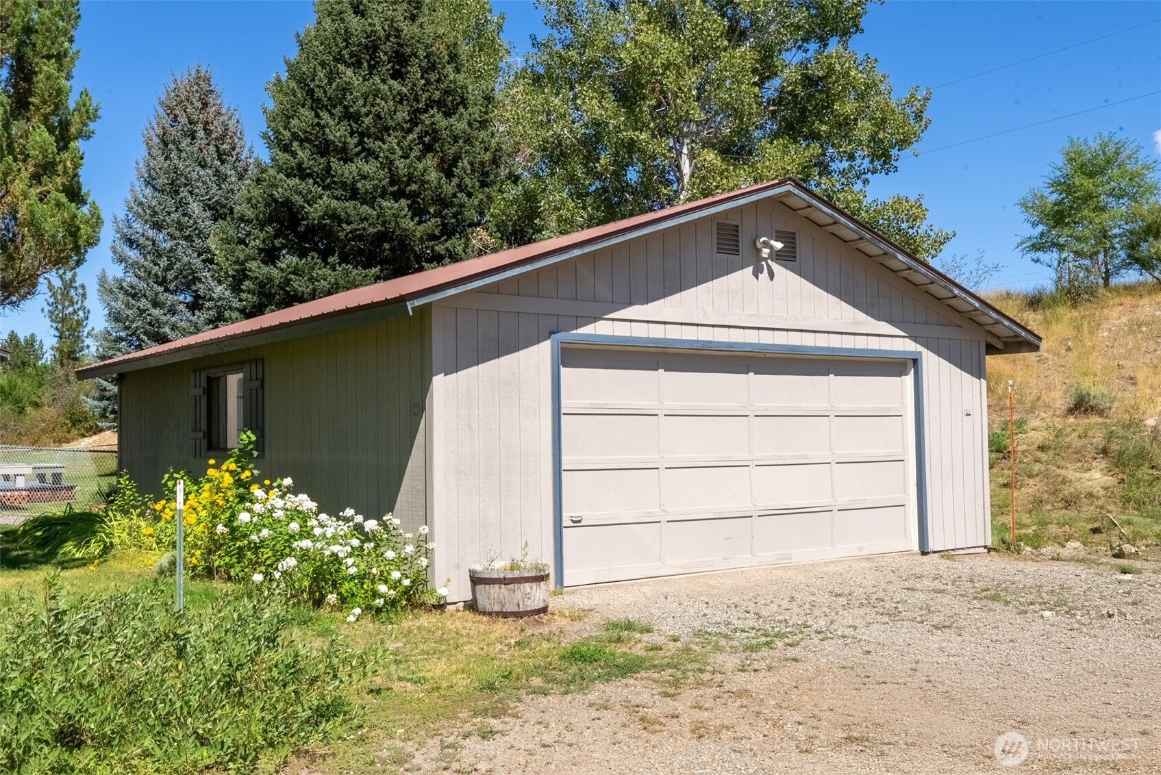 54 B Ross Road, Unit B Twisp, WA 98856 - Photo 25 of 40 a small barn with a small yard