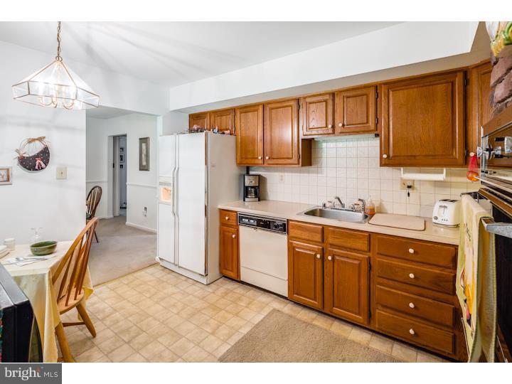 18 Taunton Road Medford, NJ 08055 - Photo 6 of 23 Kitchen