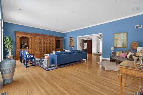 $3,500,000 | 1 Hunting Lane, Old Westbury, NY 11568