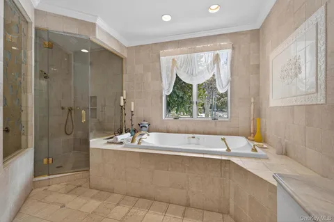 $3,500,000 | 1 Hunting Lane, Old Westbury, NY 11568