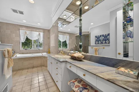 $3,500,000 | 1 Hunting Lane, Old Westbury, NY 11568