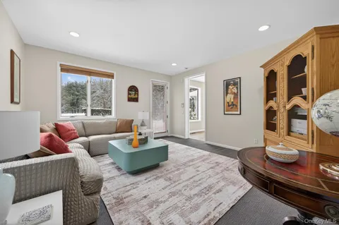 $3,500,000 | 1 Hunting Lane, Old Westbury, NY 11568