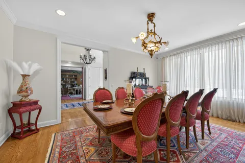 $3,500,000 | 1 Hunting Lane, Old Westbury, NY 11568