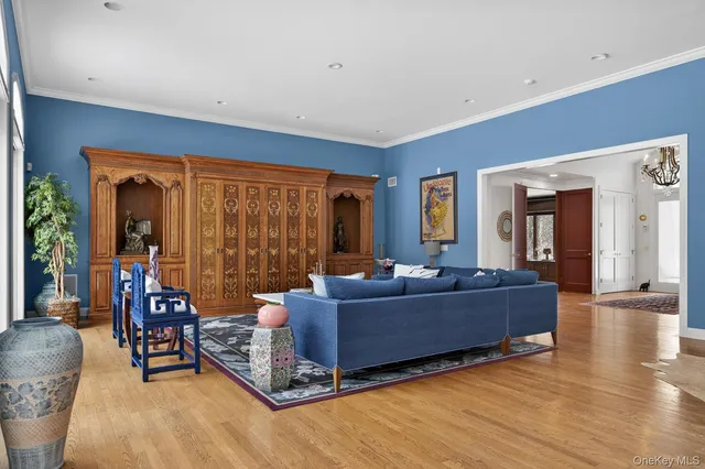 $3,500,000 | 1 Hunting Lane, Old Westbury, NY 11568