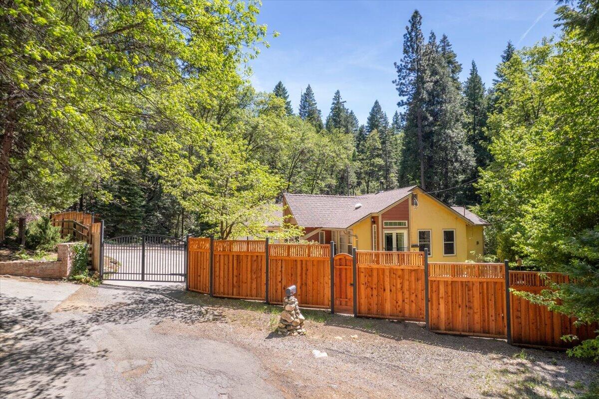 609 Eiler Road Mount Shasta, CA 96067 - Photo 22 of 35 a view of a house with a yard and wooden fence