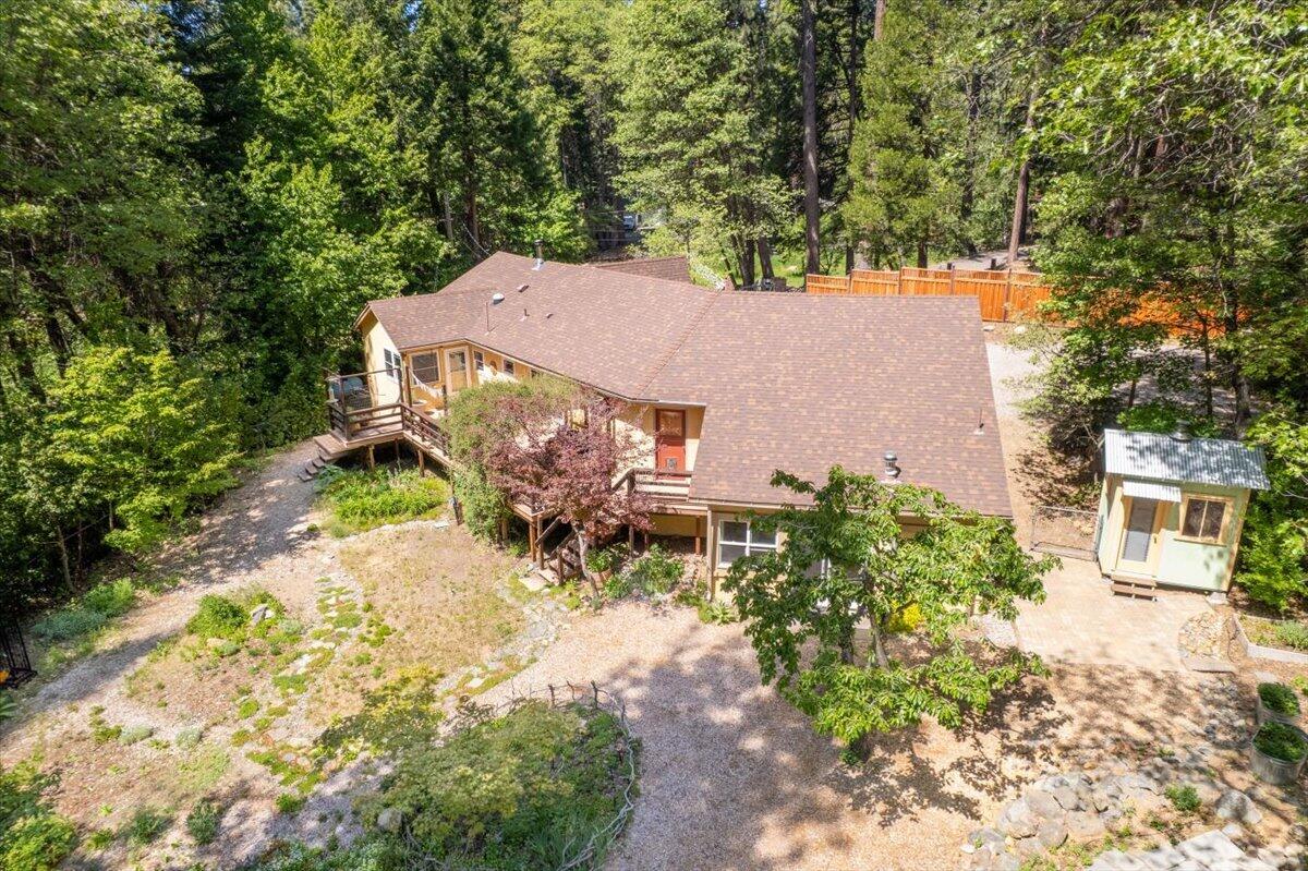 609 Eiler Road Mount Shasta, CA 96067 - Photo 23 of 35 a backyard of a house with table and chairs under an umbrella