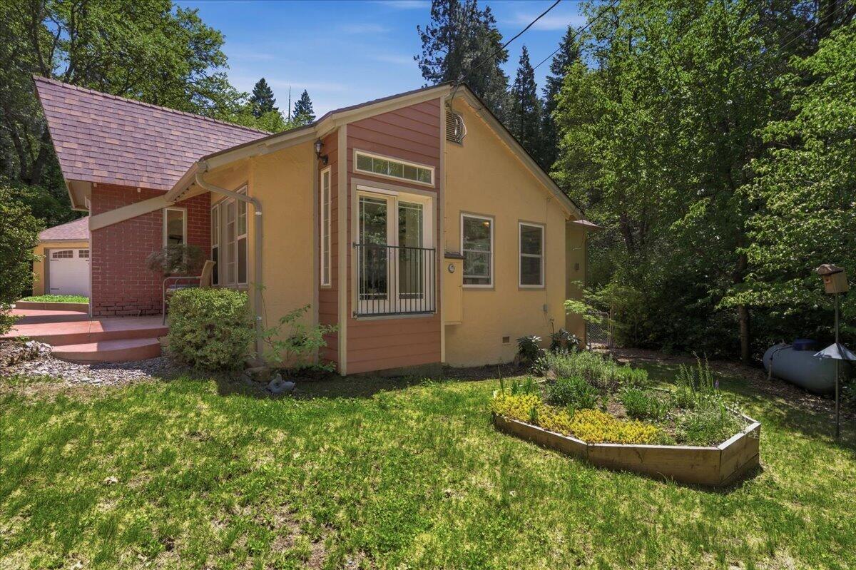 609 Eiler Road Mount Shasta, CA 96067 - Photo 30 of 35 a view of a house with backyard and garden