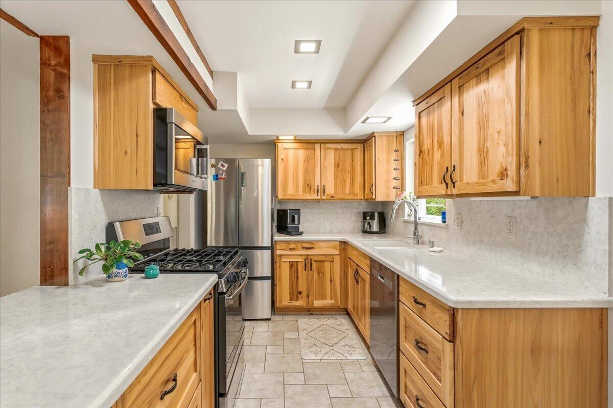 609 Eiler Road Mount Shasta, CA 96067 - Photo 7 of 35 a kitchen with a sink stove and cabinets