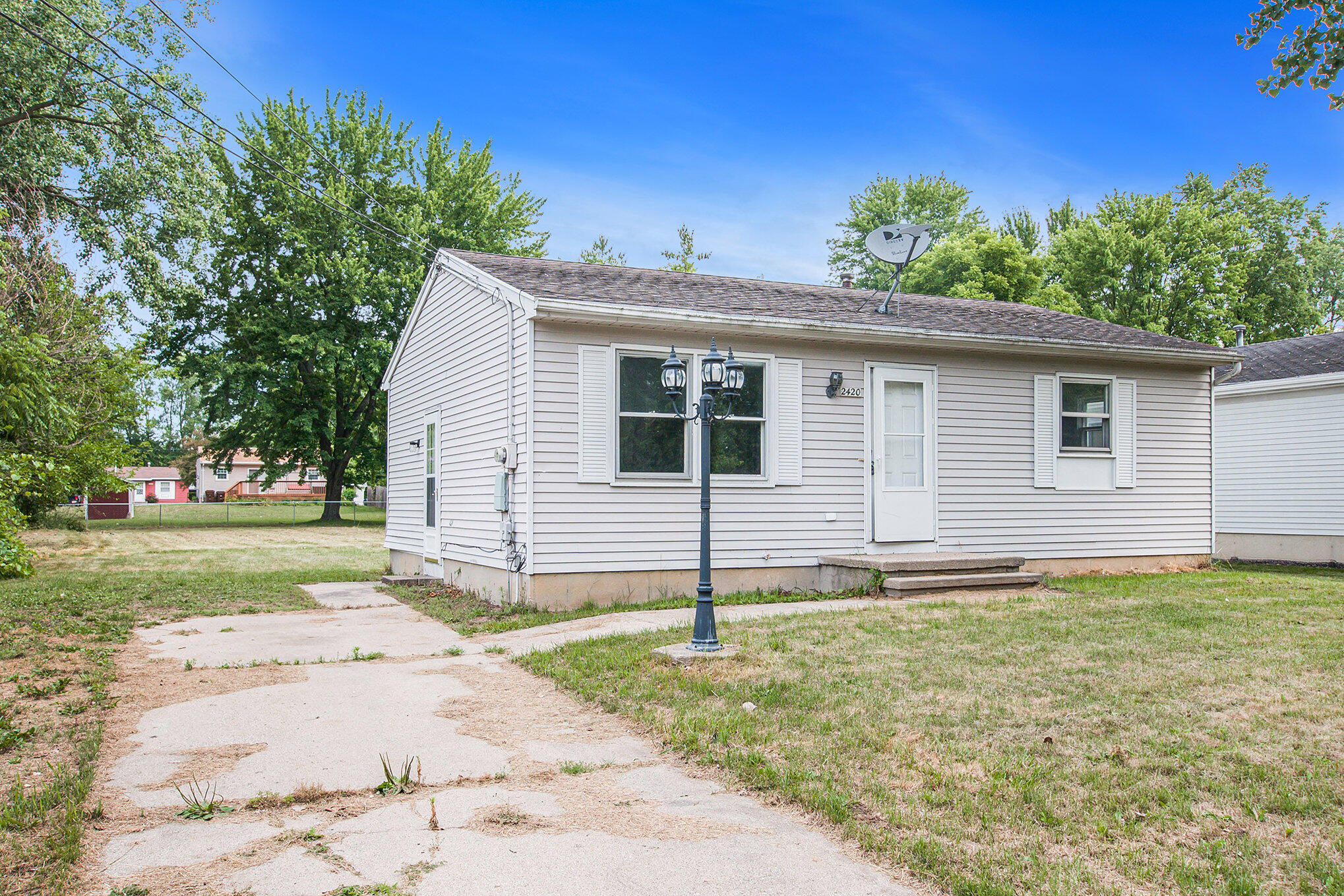 2420 Radford Road Lansing, MI 48911 - Photo 2 of 17 004_ndp7178