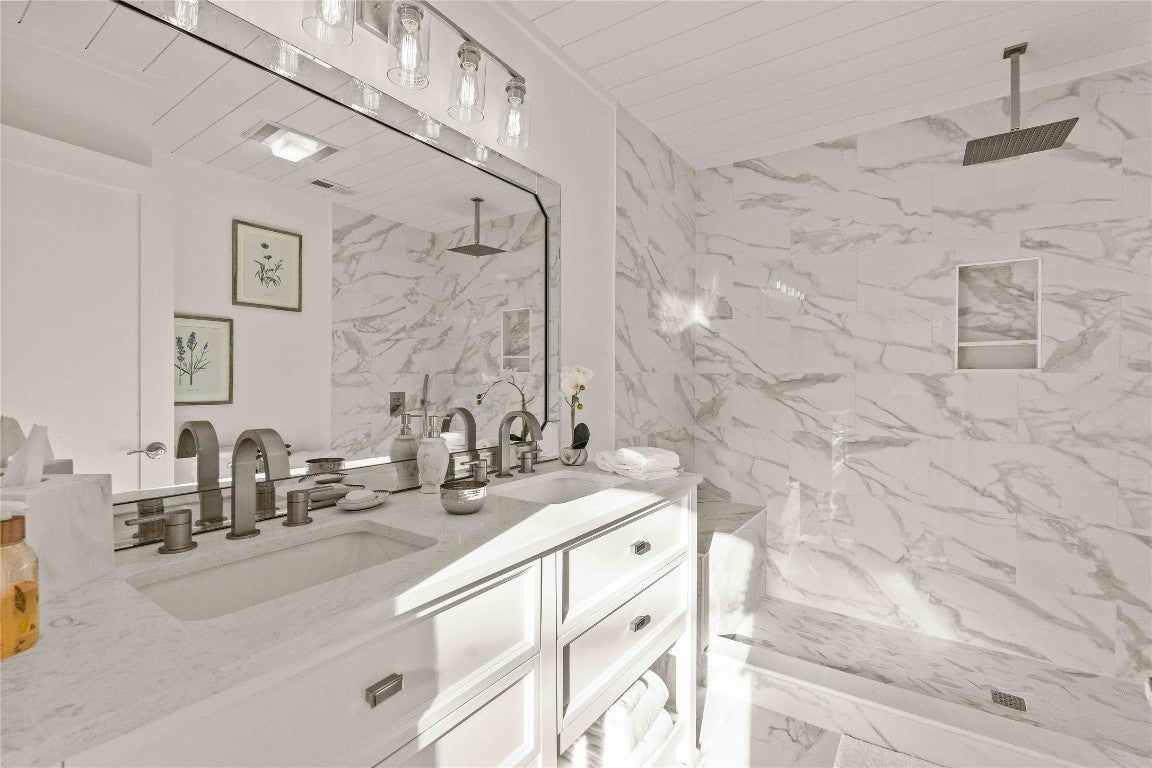 322 Satulah Ridge Road Highlands, NC 28741 - Photo 6 of 34 Main Level Primary Bath