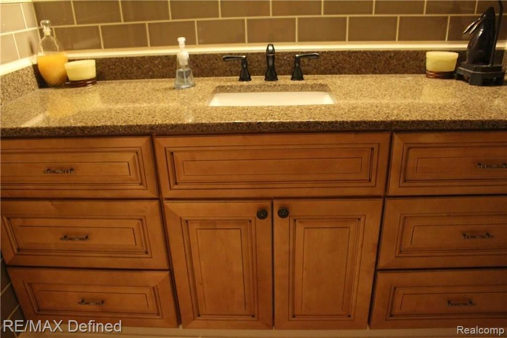 32332 Baintree Road Farmington Hills, MI 48334 - Photo 26 of 35