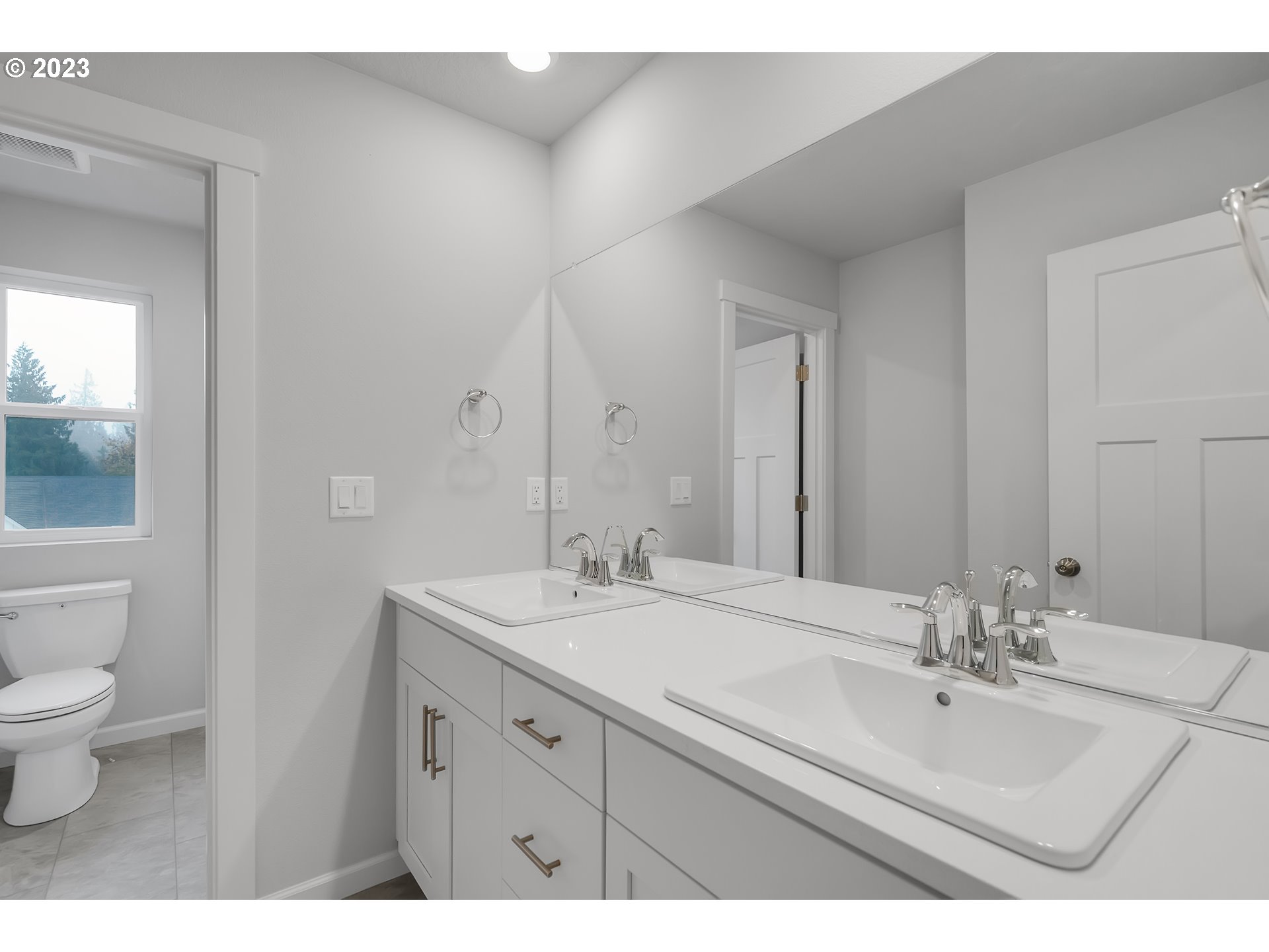 2632 South 8th Way Ridgefield, WA 98642 - Photo 22 of 28 a bathroom with a sink a toilet and a large mirror