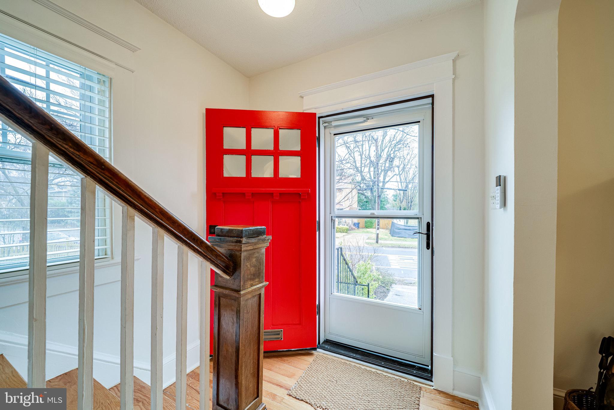 802 Russell Road Alexandria, VA 22301 - Photo 4 of 28 Welcoming entryway