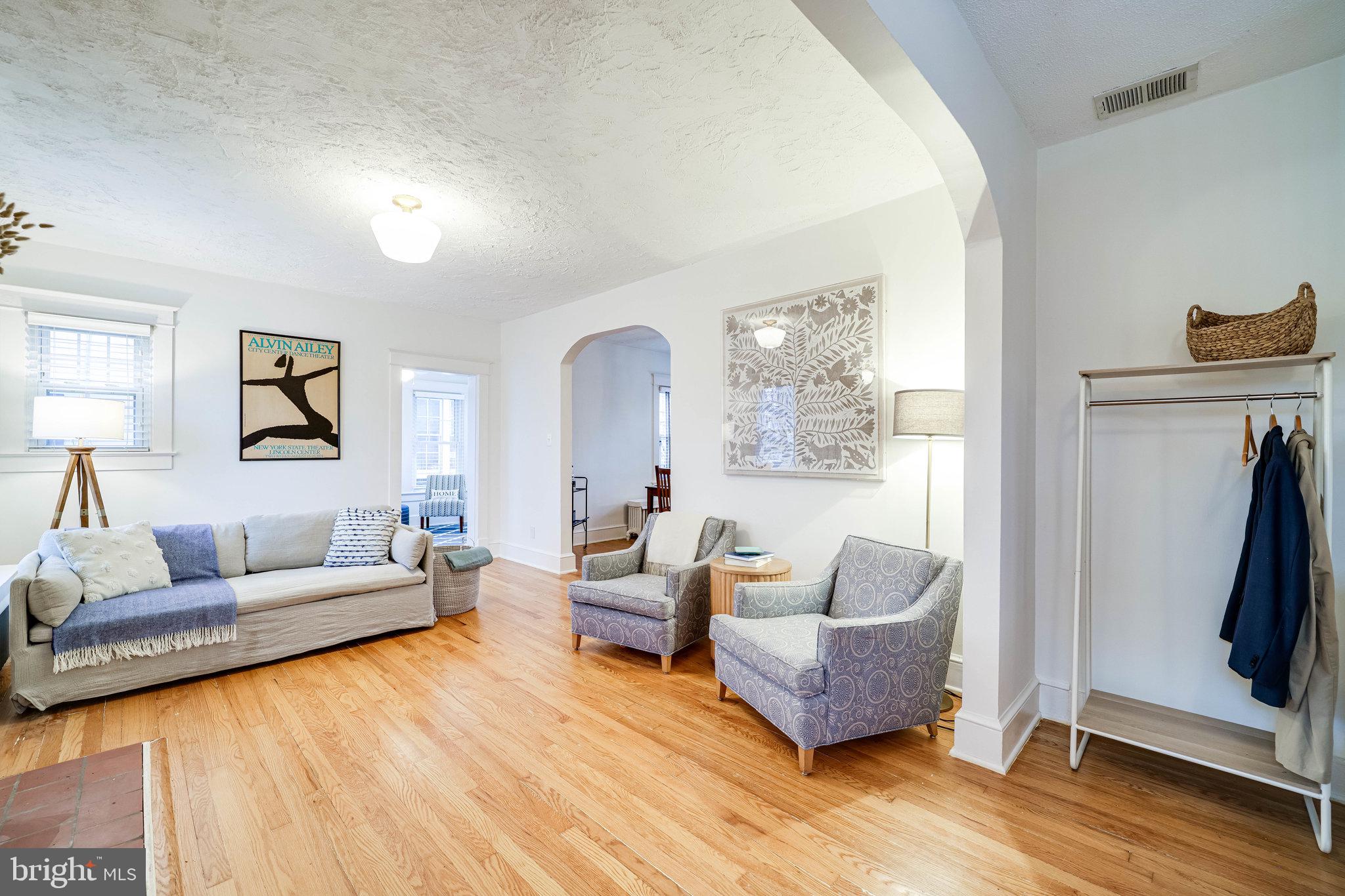 802 Russell Road Alexandria, VA 22301 - Photo 5 of 28 Inviting, warm living room