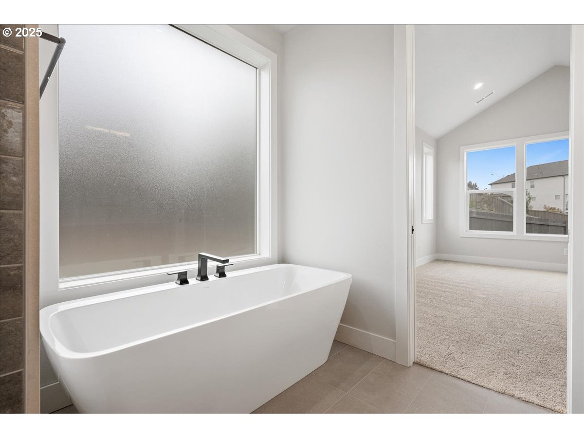 3517 North 11th Circle Ridgefield, WA 98642 - Photo 22 of 44 a bathroom with a sink a mirror and a bathtub