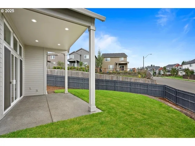 a view of a backyard