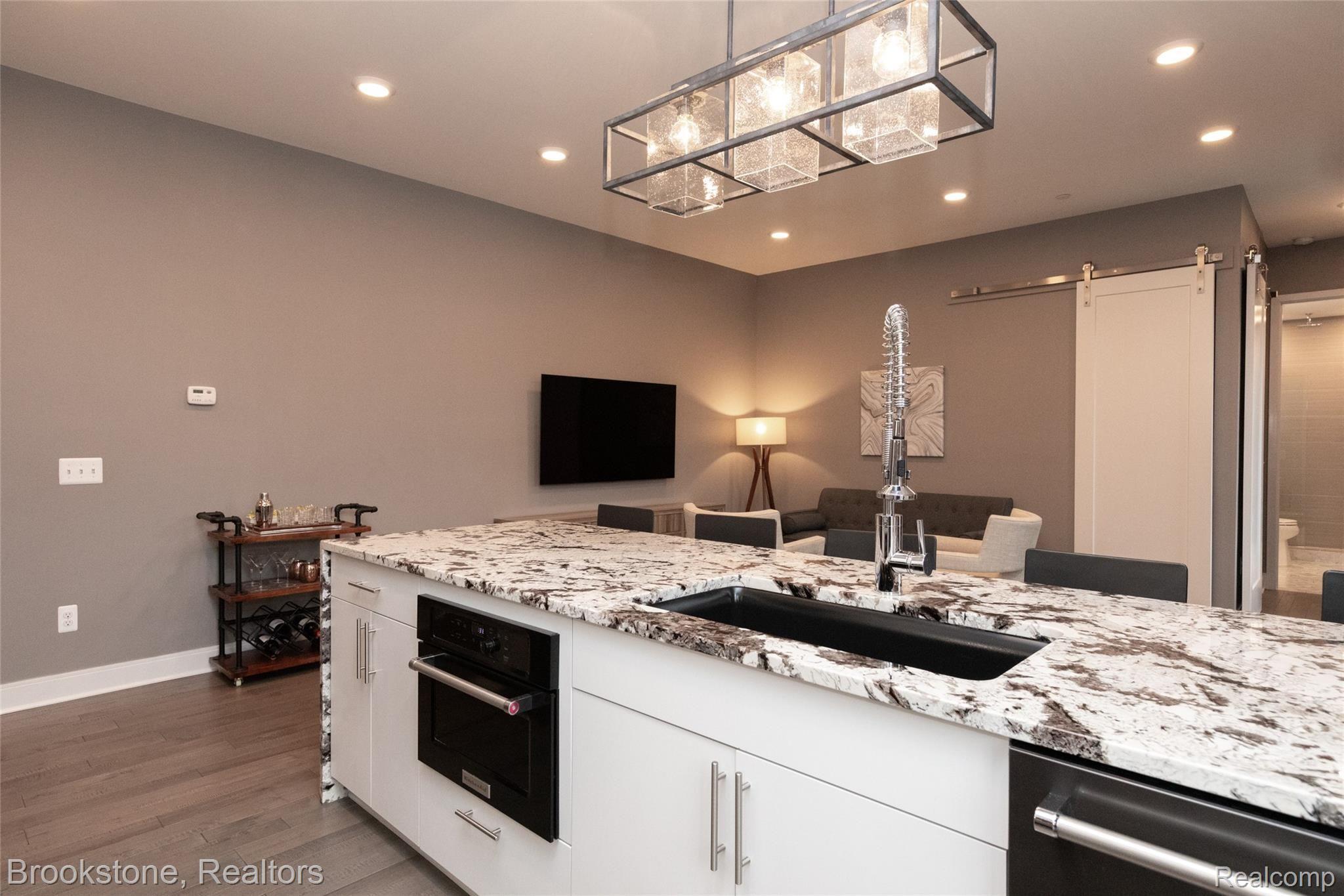 804 North Main Street, Unit 2E(#7) Rochester, MI 48307 - Photo 5 of 24 Upgrade: Premium Royal White Granite Counters