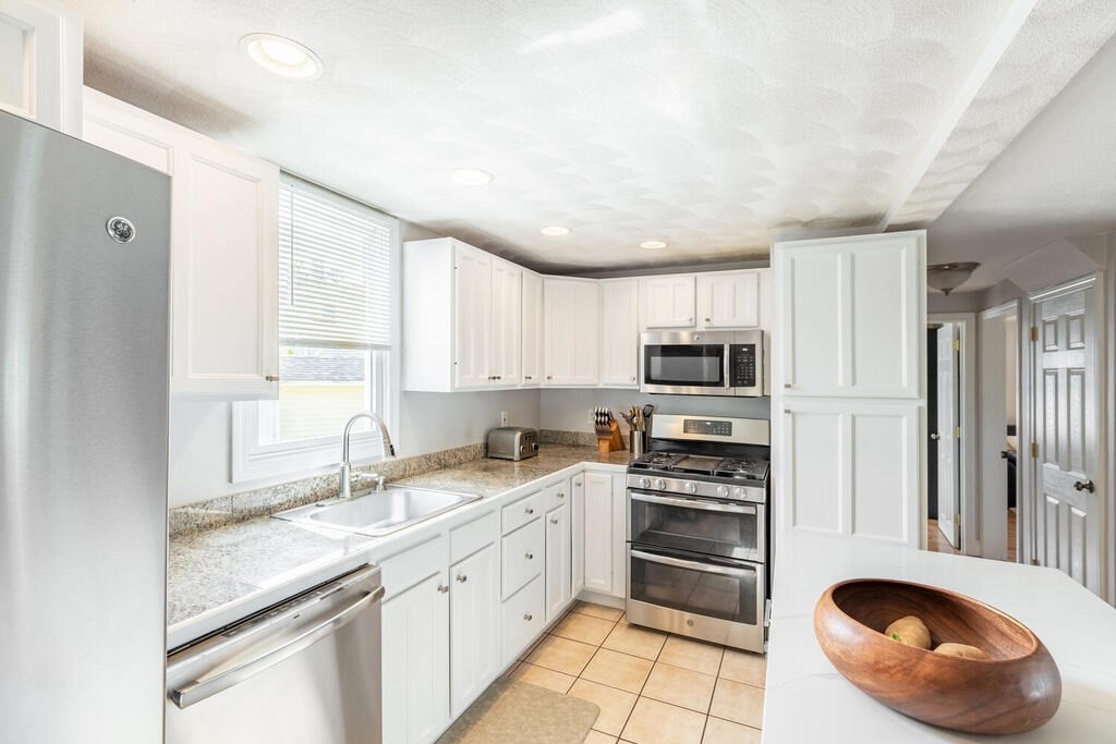 20 Juliette Road Saugus, MA 01906 - Photo 6 of 29 Gallery Image 6
