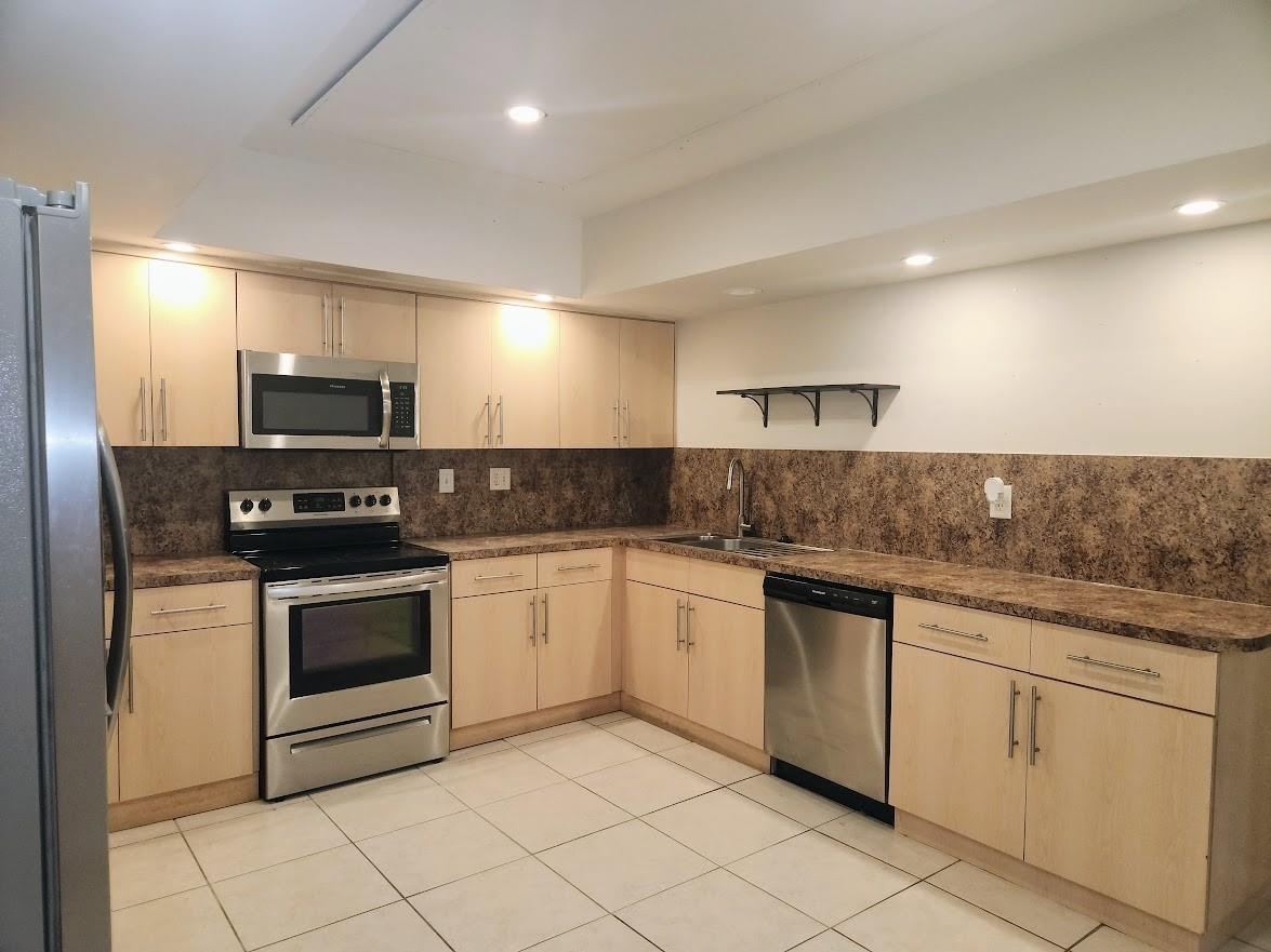 2940 Northeast 19th Terrace, Unit SOUTH SIDE Lighthouse Point, FL 33064 - Photo 2 of 12 Photo 2